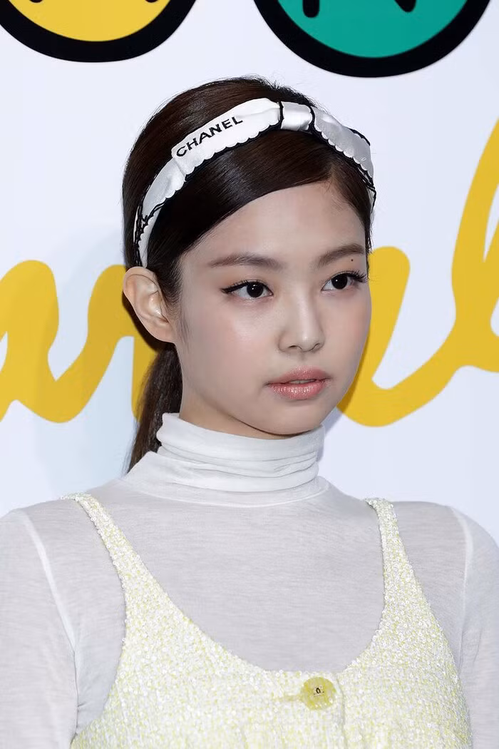 “Thánh tái chế” Jennie (BLACKPINK): Một sợi ruy băng gói quà biến thành đủ kiểu phụ kiện ảnh 4