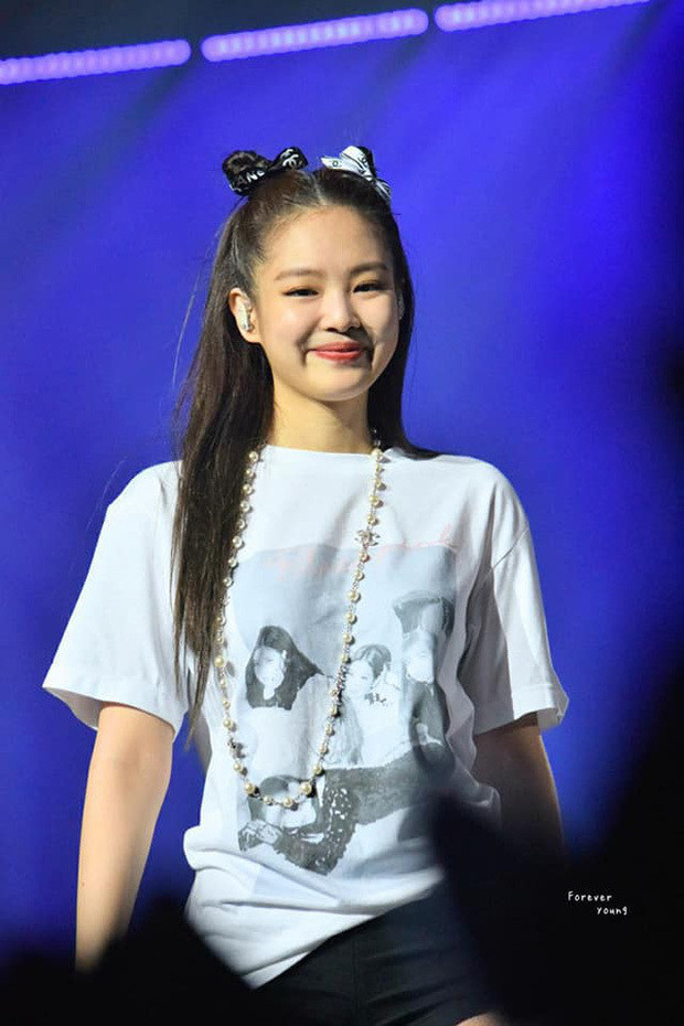 “Thánh tái chế” Jennie (BLACKPINK): Một sợi ruy băng gói quà biến thành đủ kiểu phụ kiện ảnh 6
