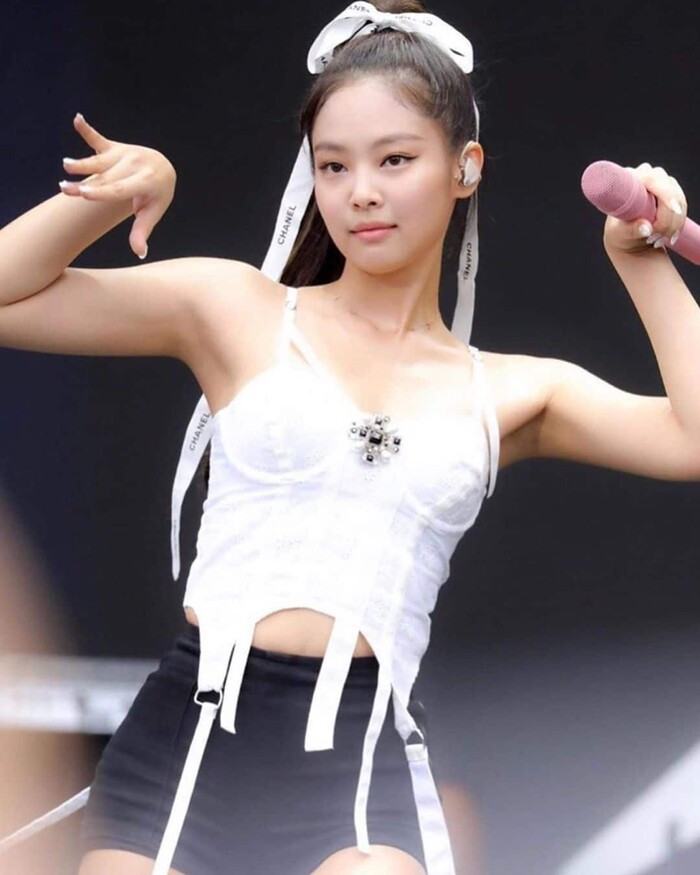 “Thánh tái chế” Jennie (BLACKPINK): Một sợi ruy băng gói quà biến thành đủ kiểu phụ kiện ảnh 3