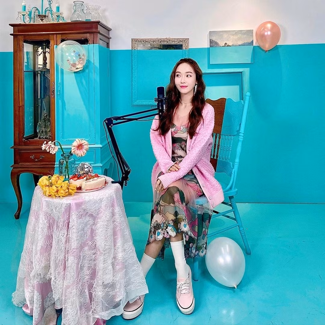 Sao Hàn 24H: Jessica đón sinh nhật bằng MV mới, Miyeon (G)I-DLE đính đá cực xinh ảnh 3