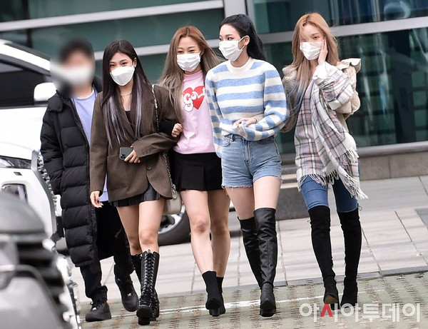 Hóa ra lâu nay netizen đã mắng oan Ning Ning khi thấy cô nàng ăn mặc quá phong phanh ảnh 1