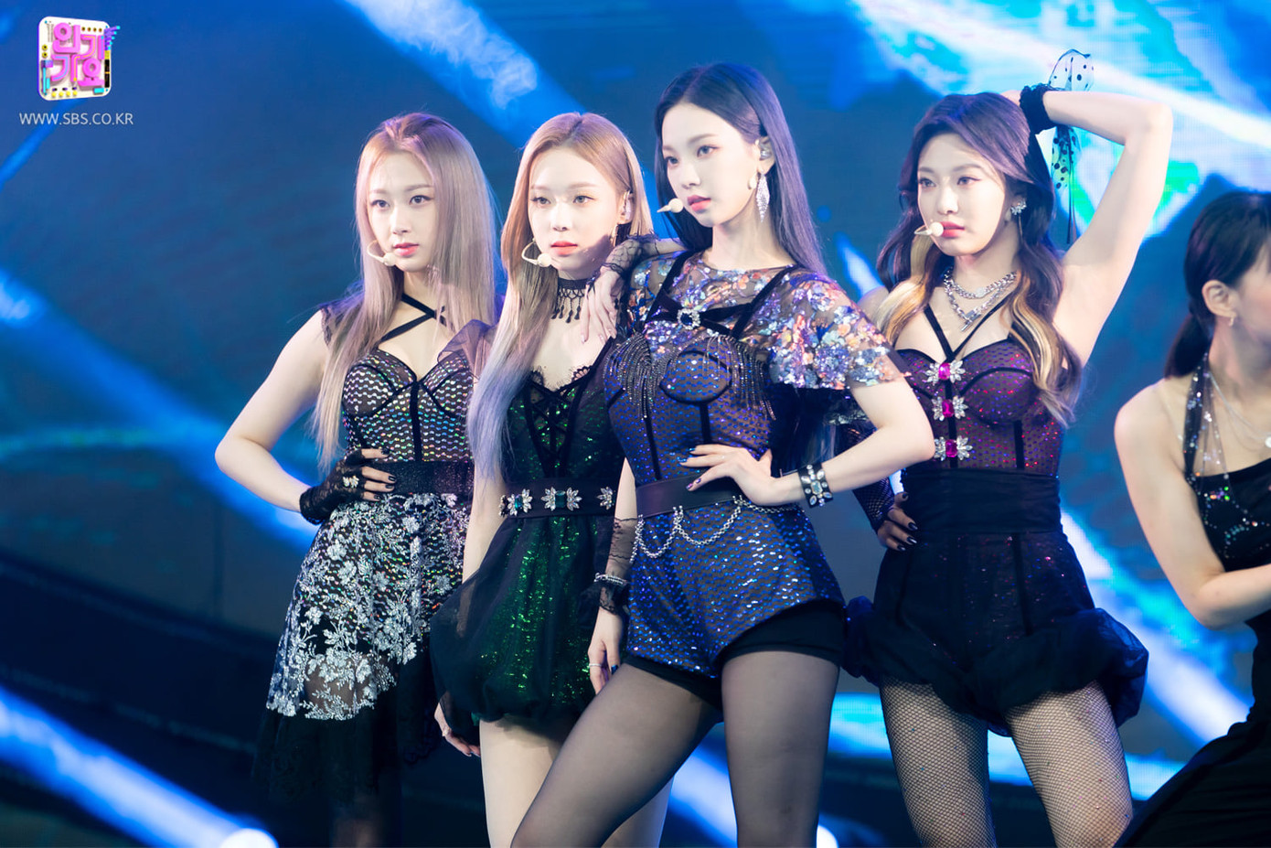 aespa gây sốc trên thảm đỏ vì mặc đồ kém sang, nhìn Giselle tưởng quên mang giày ảnh 3