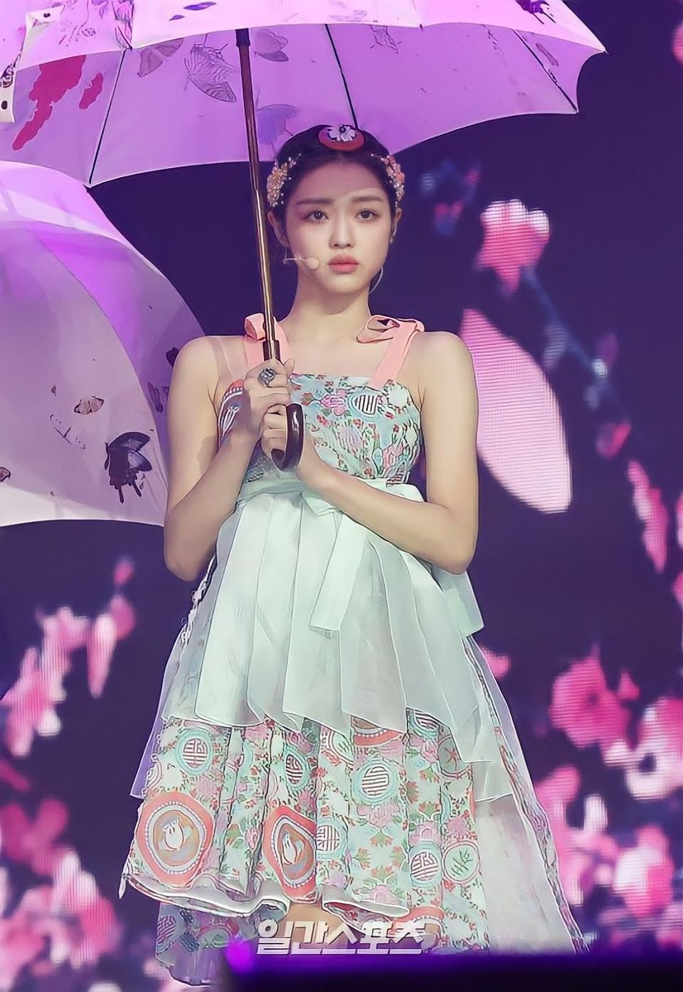 “Mượn” cả phong cách lẫn nhà thiết kế của BLACKPINK nhưng Oh My Girl không hề bị “ném đá“ ảnh 2