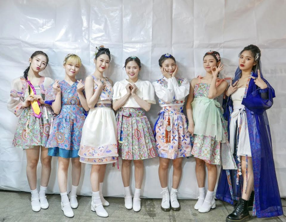 “Mượn” cả phong cách lẫn nhà thiết kế của BLACKPINK nhưng Oh My Girl không hề bị “ném đá“ ảnh 3