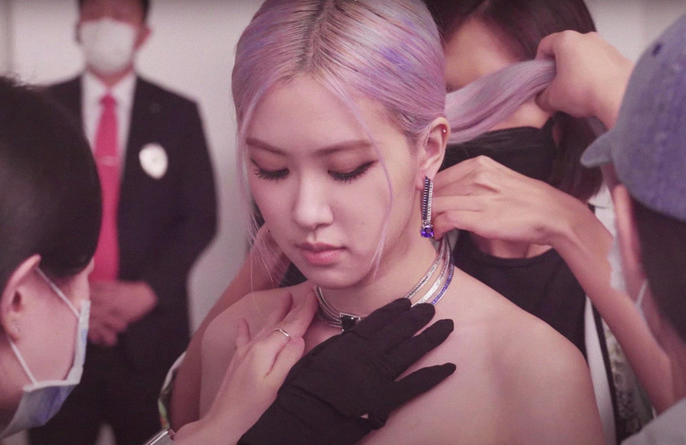 Chụp ảnh với vòng cổ trị giá 20 tỷ cảm giác sẽ ra sao, hỏi Rosé (BLACKPINK) là rõ! ảnh 2