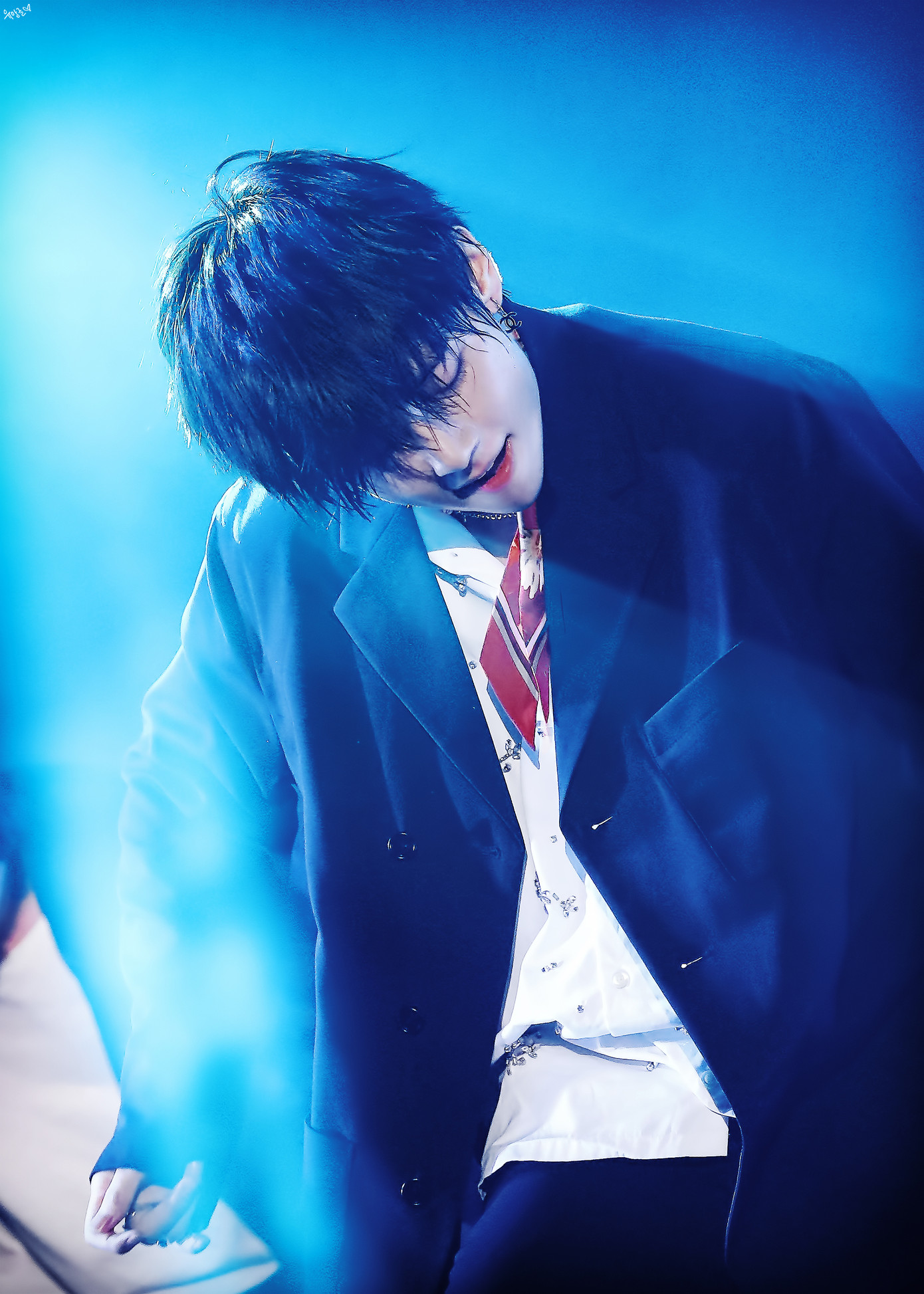 Chỉ có thể là V: Đẹp trai tới nỗi hàng loạt fansite idol khác không thể cầm lòng ảnh 3