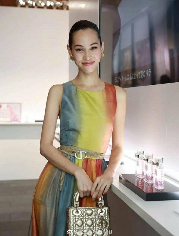 Đã tìm ra "chiếc váy thần thánh" được các mỹ nhân châu Á yêu thích nhất: Jisoo liệu có thắng thế? ảnh 10