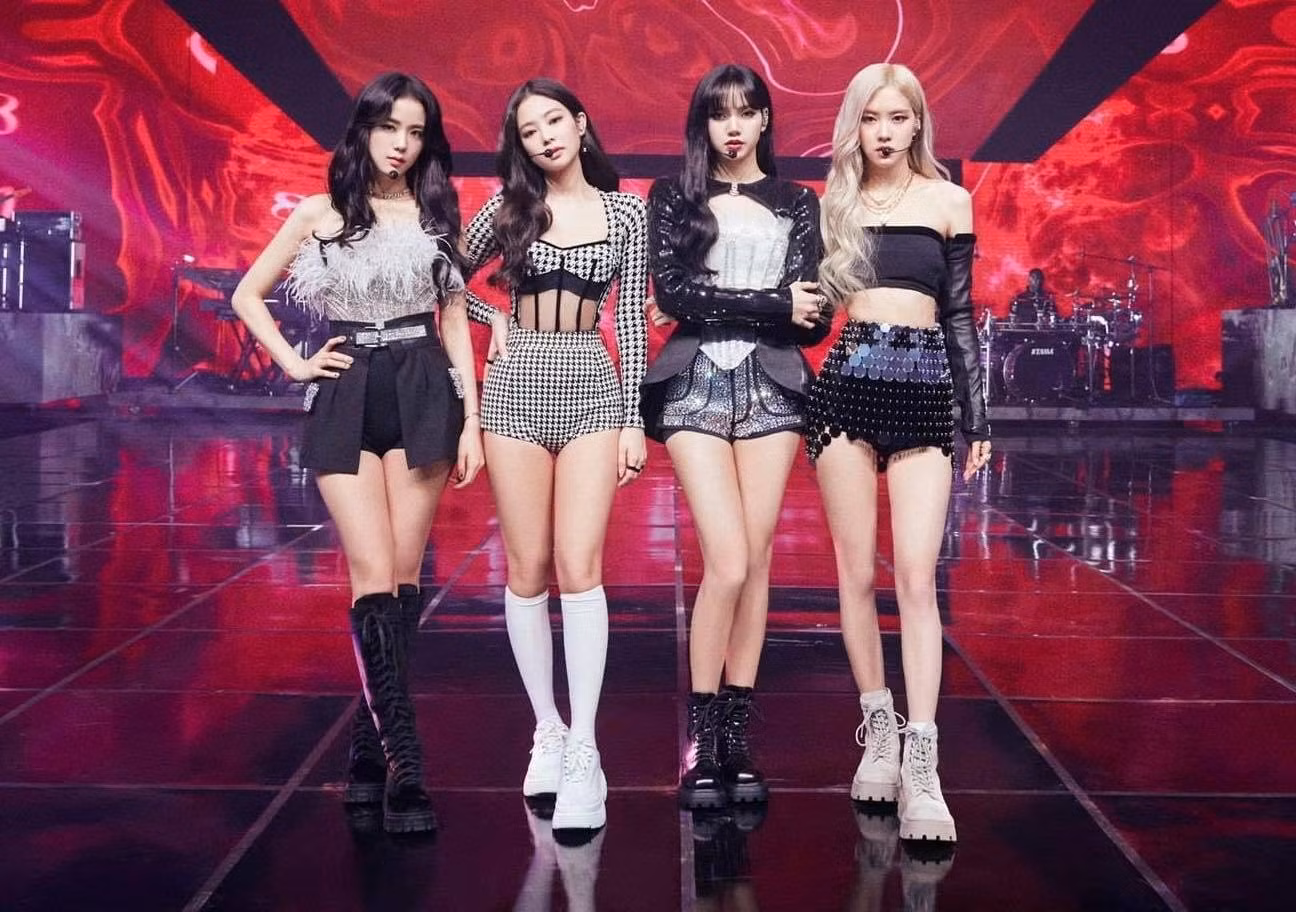 Stylist BLACKPINK tiếp tục ghi điểm: Cắt mạnh tay, may thêm vào nhưng món nào cũng đẹp ảnh 2