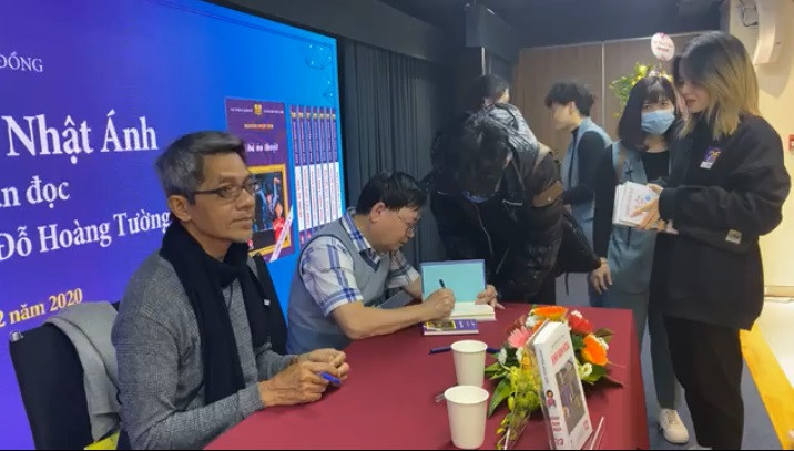 Chớp mắt một cái bộ sách “Kính Vạn Hoa” của Nguyễn Nhật Ánh đã trải qua 25 năm lấp lánh ảnh 4