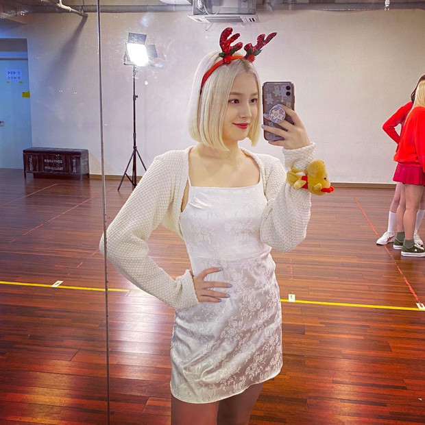 BLACKPINK và nhiều nữ idol rủ nhau mặc theo mốt Song Hye Kyo khởi xướng từ 16 năm trước ảnh 7