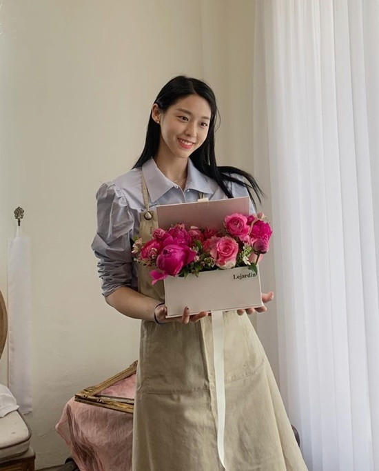 Sao Hàn 24H: Yoona (SNSD) đội tóc giả siêu khác lạ, Seulgi (Red Velvet) ngầu bá cháy ảnh 4