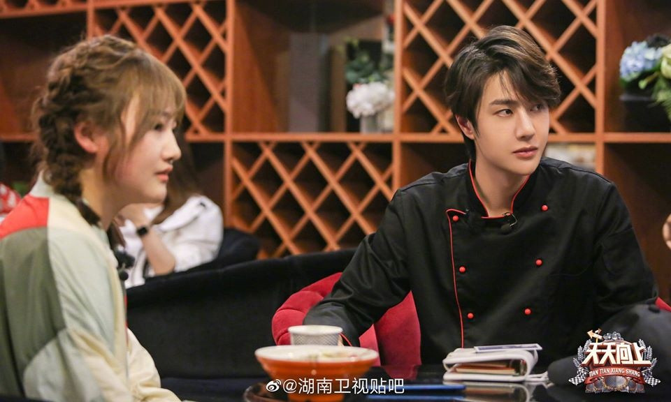 Vương Nhất Bác cùng nữ y tá viết nên câu chuyện ngọt ngào sau những ngày chống dịch ảnh 1