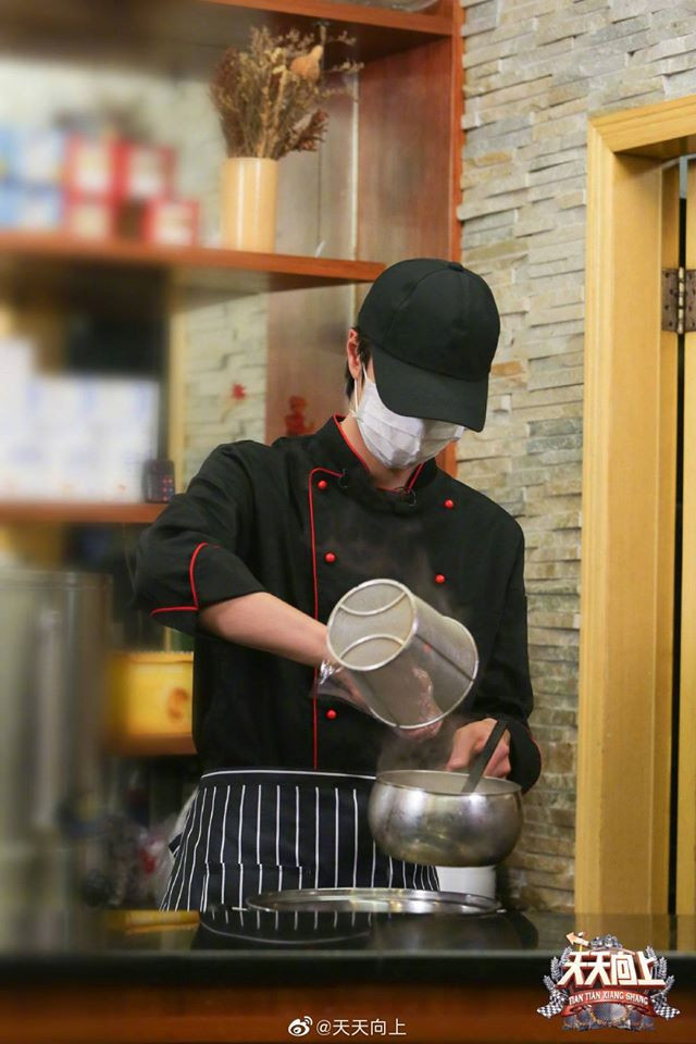 Vương Nhất Bác cùng nữ y tá viết nên câu chuyện ngọt ngào sau những ngày chống dịch ảnh 2