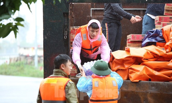 Ban tổ chức Hoa hậu Việt Nam 2020 cùng các Hoa hậu tới vùng lũ hỗ trợ miền Trung ảnh 1