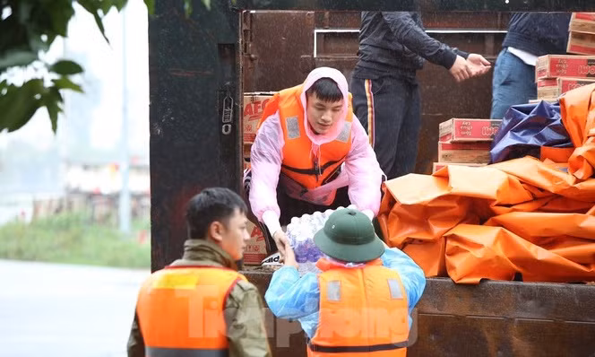 Dàn Hoa hậu Mỹ Linh, Tiểu Vy, Thùy Linh trao tặng 200 triệu cho đồng bào miền Trung ảnh 4