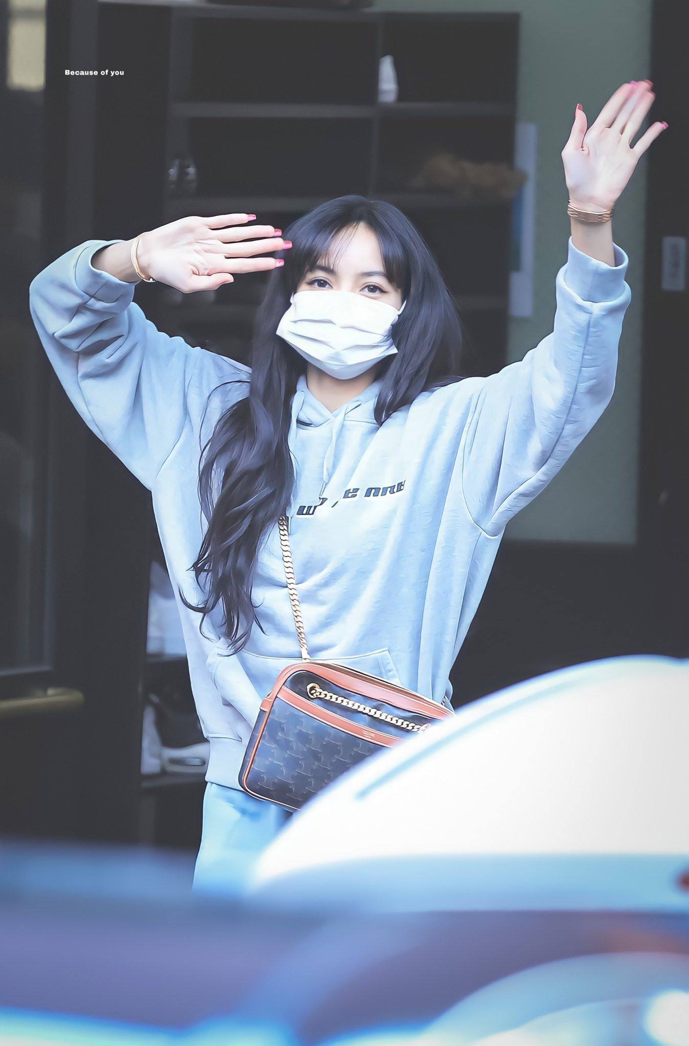 Lisa bỗng dưng chuyển sang tóc mái thưa: Trước đã xinh nay còn đẹp hơn bội phần ảnh 7