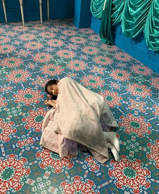 Sao Hàn 24H: Yoona (SNSD) đội tóc giả siêu khác lạ, Seulgi (Red Velvet) ngầu bá cháy ảnh 3