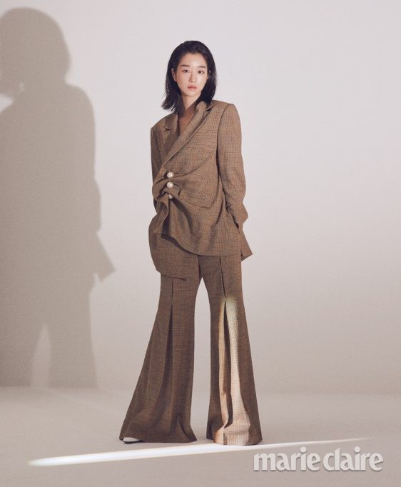 Chân dài miên man nhưng Seo Ye Ji vẫn bị dìm dáng vì kiểu quần “chân ngắn một mẩu” này ảnh 7