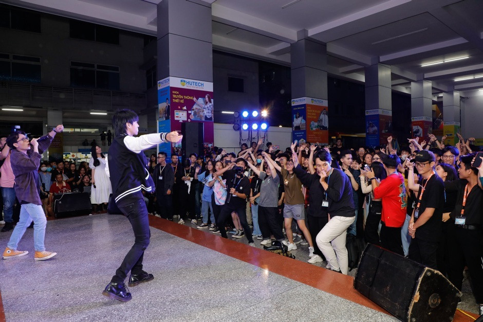 Sinh viên Hutech tham gia các hoạt động hấp dẫn cùng realme Hàng nghìn người trẻ thích thú với thông điệp “dám thể hiện, là chính mình” của realme ảnh 3