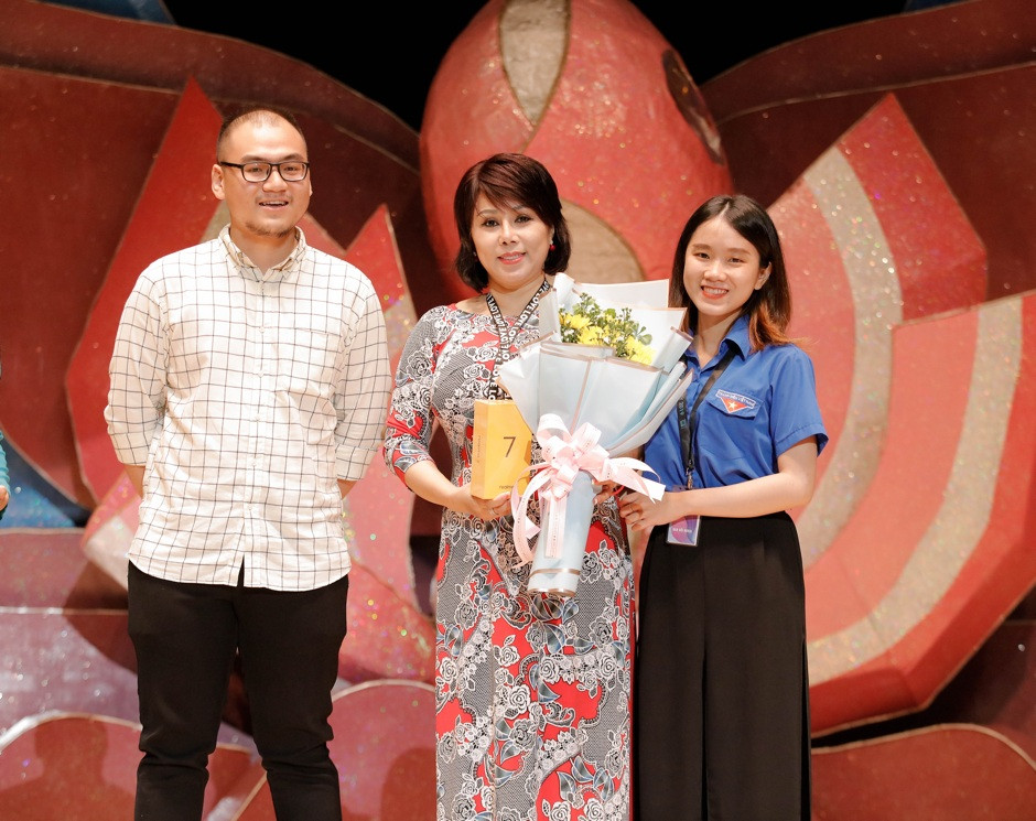 Tiến sĩ Huỳnh Thị Như Lý - Trường Khoa Quan hệ Công chúng và Truyền thông, ĐH Văn Lang đại diện nhận phần quà dành cho thủ khoa. Hàng nghìn người trẻ thích thú với thông điệp “dám thể hiện, là chính mình” của realme ảnh 5