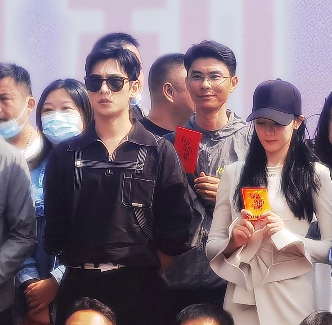 Phản ứng của Dương Dương bị cho là lạnh lùng với bạn diễn Dương Dương có đáng bị chỉ trích là lạnh lùng khi làm điều này với Địch Lệ Nhiệt Ba? ảnh 3