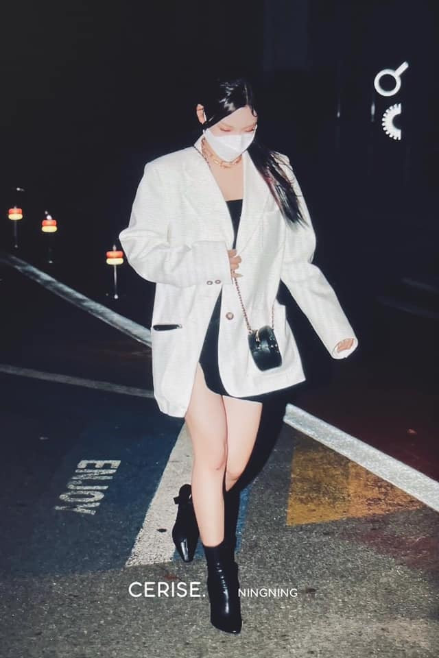 Chỉ là đeo khẩu trang đi làm mà aespa vẫn được khen ngợi vì thần thái sang chảnh ảnh 6