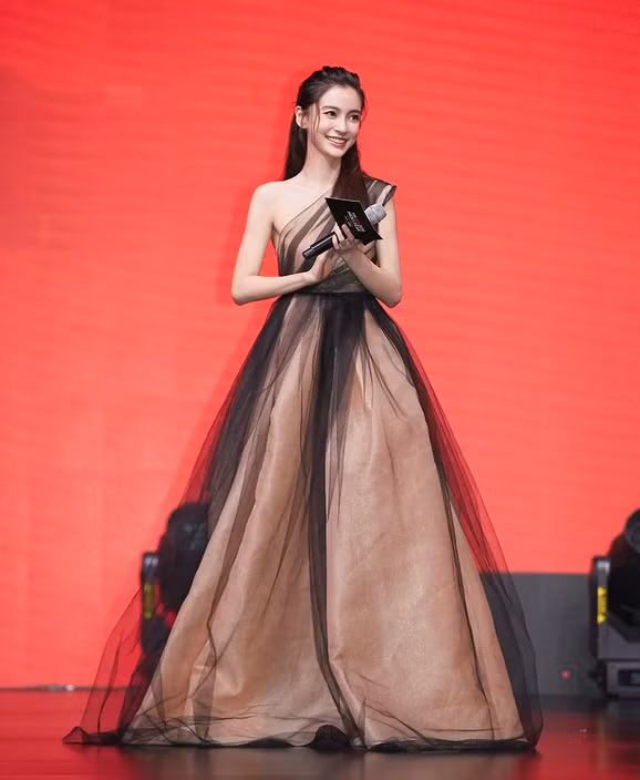 Bộ váy kỳ diệu của showbiz: Mỹ nhân nào diện cũng khiến netizen thán phục vì quá đẹp ảnh 5