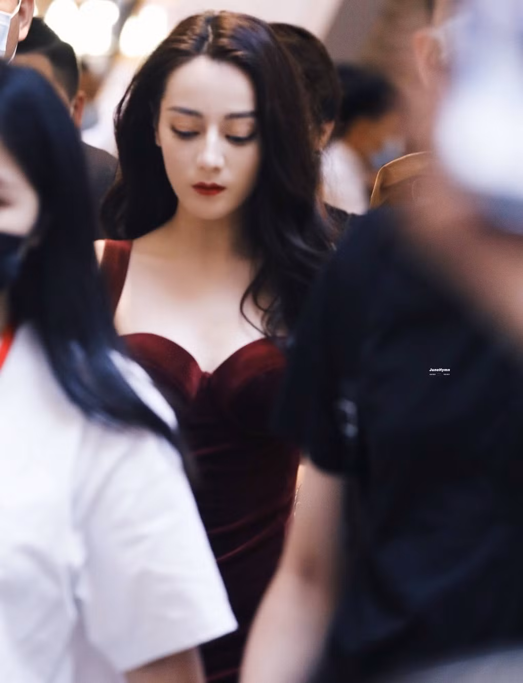 Vừa được khen “soi gương đẹp như Bạch Tuyết” thì Địch Lệ Nhiệt Ba lộ làn da lão hóa ảnh 4