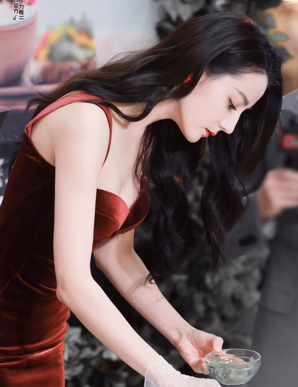 Vừa được khen “soi gương đẹp như Bạch Tuyết” thì Địch Lệ Nhiệt Ba lộ làn da lão hóa ảnh 3