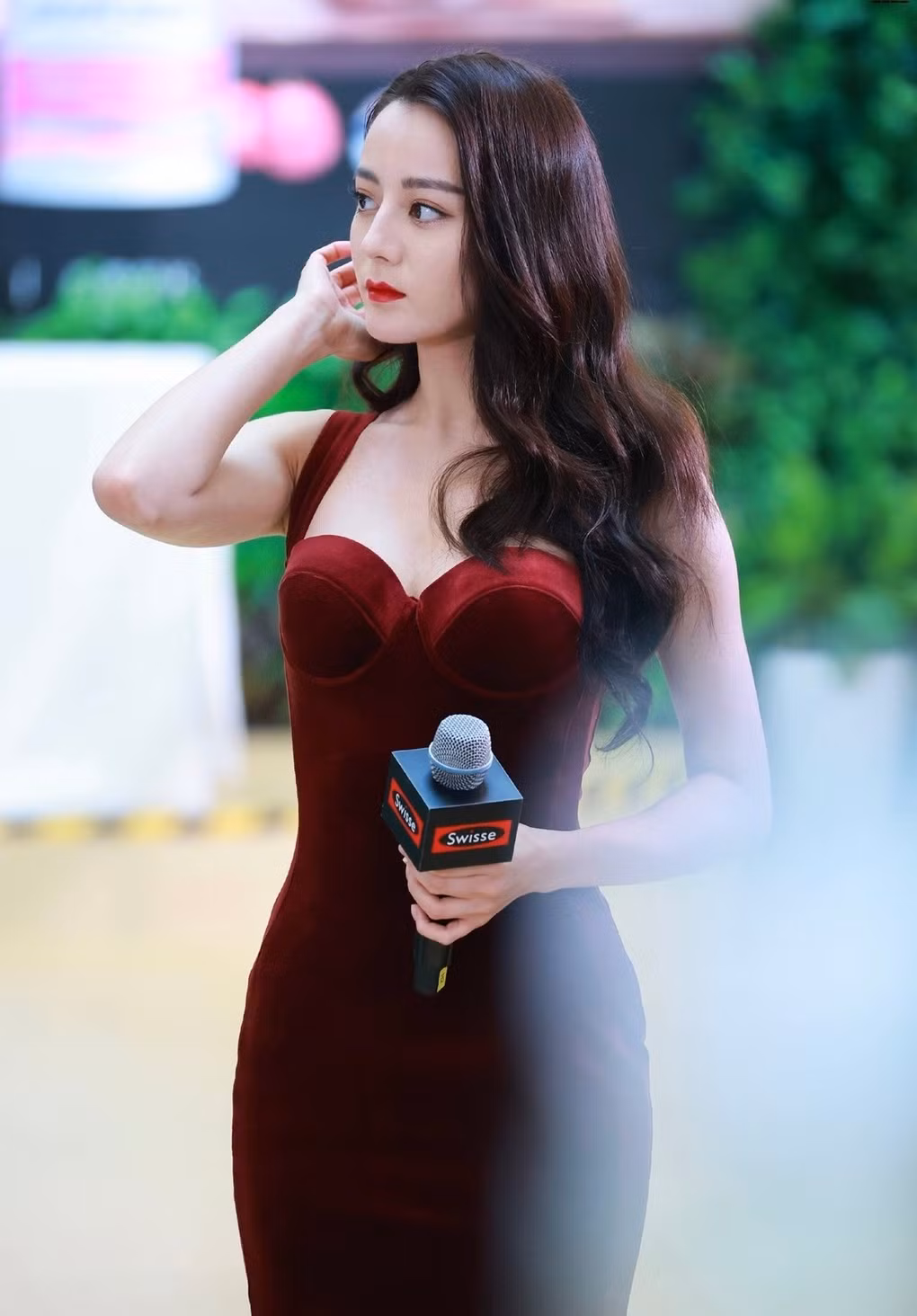 Vừa được khen “soi gương đẹp như Bạch Tuyết” thì Địch Lệ Nhiệt Ba lộ làn da lão hóa ảnh 2
