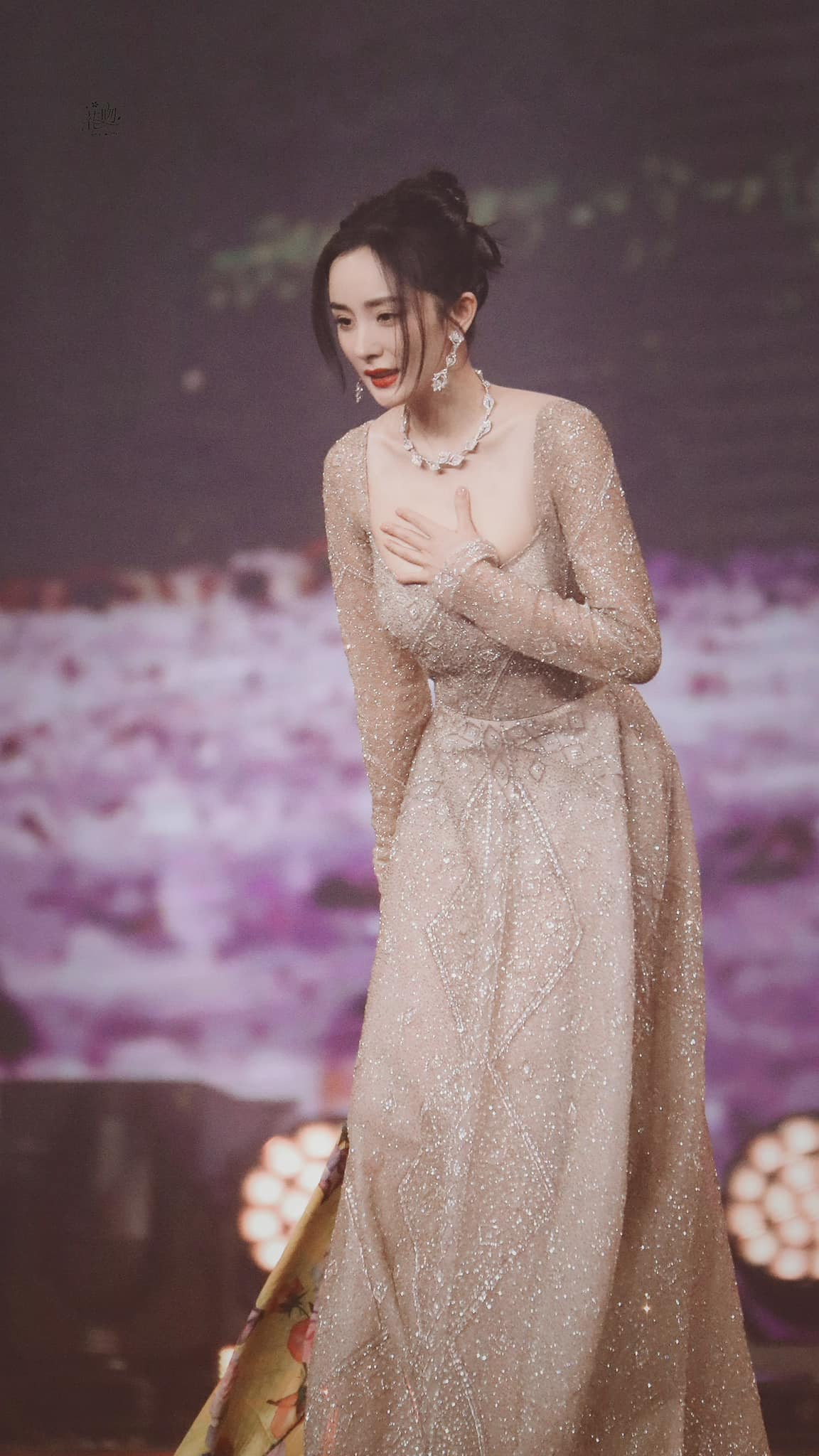 Lý do khiến Dương Mịch tránh đi thảm đỏ Đêm hội Weibo là vì lai lịch bất thường của bộ váy? ảnh 7