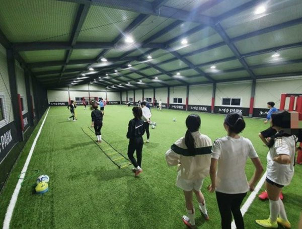 Đội bóng đá của các nữ idol K-Pop còn chưa kịp thi đấu đã phải tan rã vì lý do khó tin ảnh 3