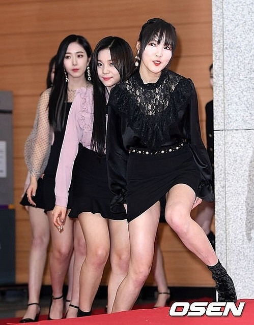 Đến sao Hàn cũng nhiều phen khốn đốn vì diện váy ngắn nhưng quên “chiếc chăn thần thánh” ảnh 9