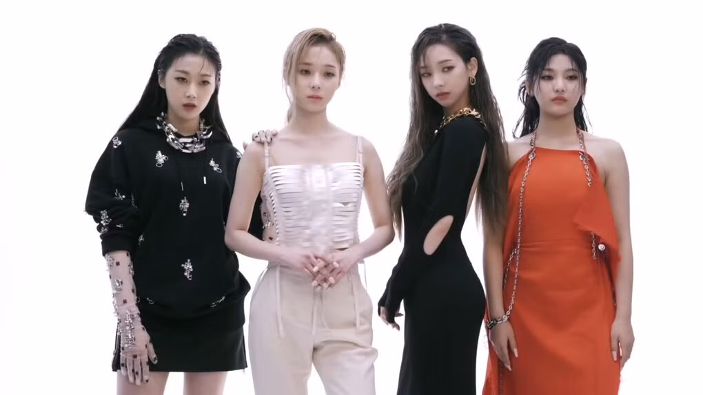 Vừa có bộ ảnh tạp chí đầu tiên, aespa lại bị so sánh khí chất thời trang với BLACKPINK ảnh 2