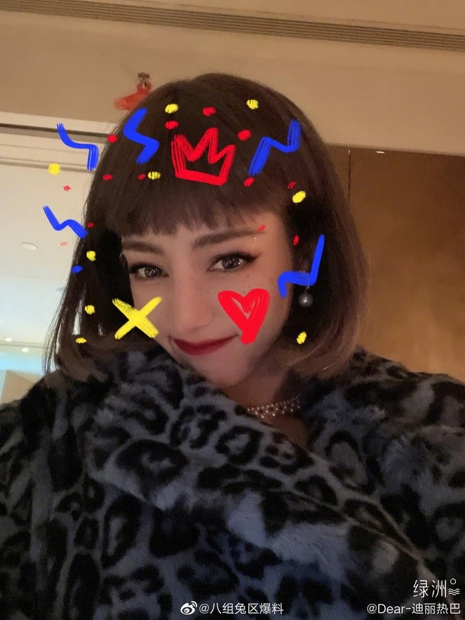 Đội tóc giả chụp selfie, Địch Lệ Nhiệt Ba không ngờ bị netizen nhận nhầm thành Lisa ảnh 3