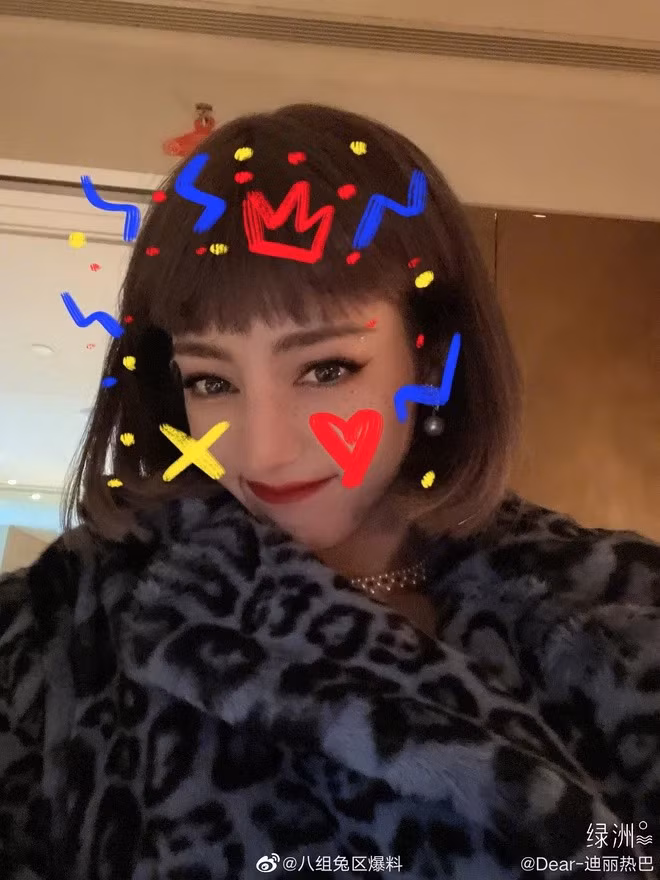 Đội tóc giả chụp selfie, Địch Lệ Nhiệt Ba không ngờ bị netizen nhận nhầm thành Lisa ảnh 3