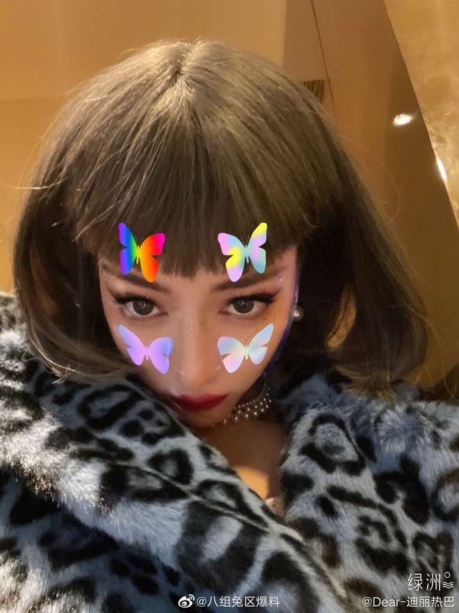 Đội tóc giả chụp selfie, Địch Lệ Nhiệt Ba không ngờ bị netizen nhận nhầm thành Lisa ảnh 2