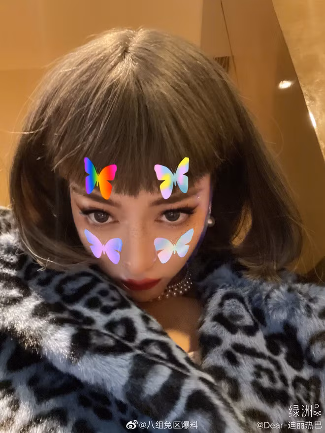 Đội tóc giả chụp selfie, Địch Lệ Nhiệt Ba không ngờ bị netizen nhận nhầm thành Lisa ảnh 2