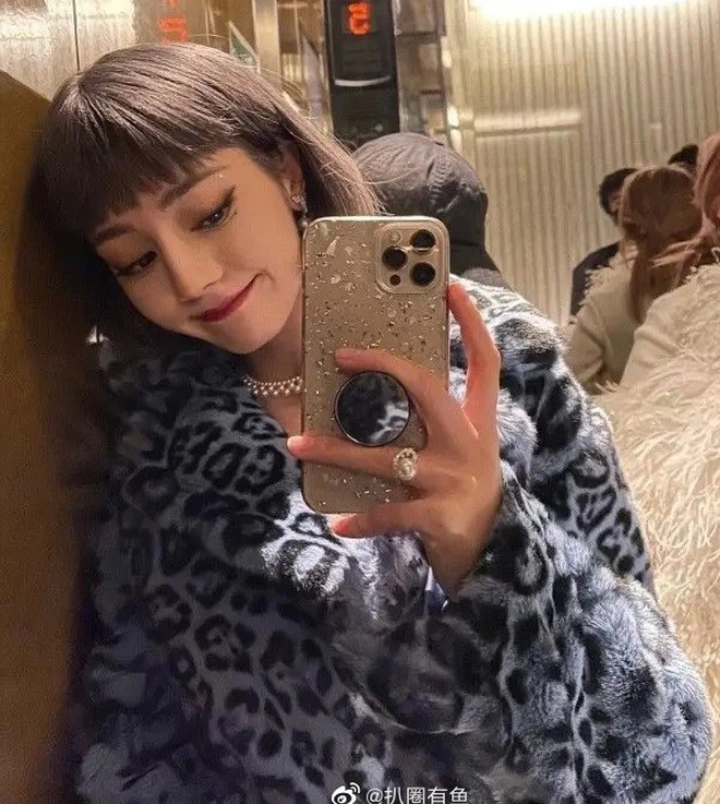 Đội tóc giả chụp selfie, Địch Lệ Nhiệt Ba không ngờ bị netizen nhận nhầm thành Lisa ảnh 5