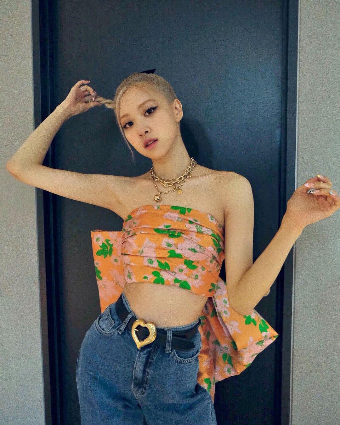 Đồ diễn của Rosé trên sân khấu solo: Stylist BLACKPINK dùng đúng một chiêu mà cực hiệu quả ảnh 7