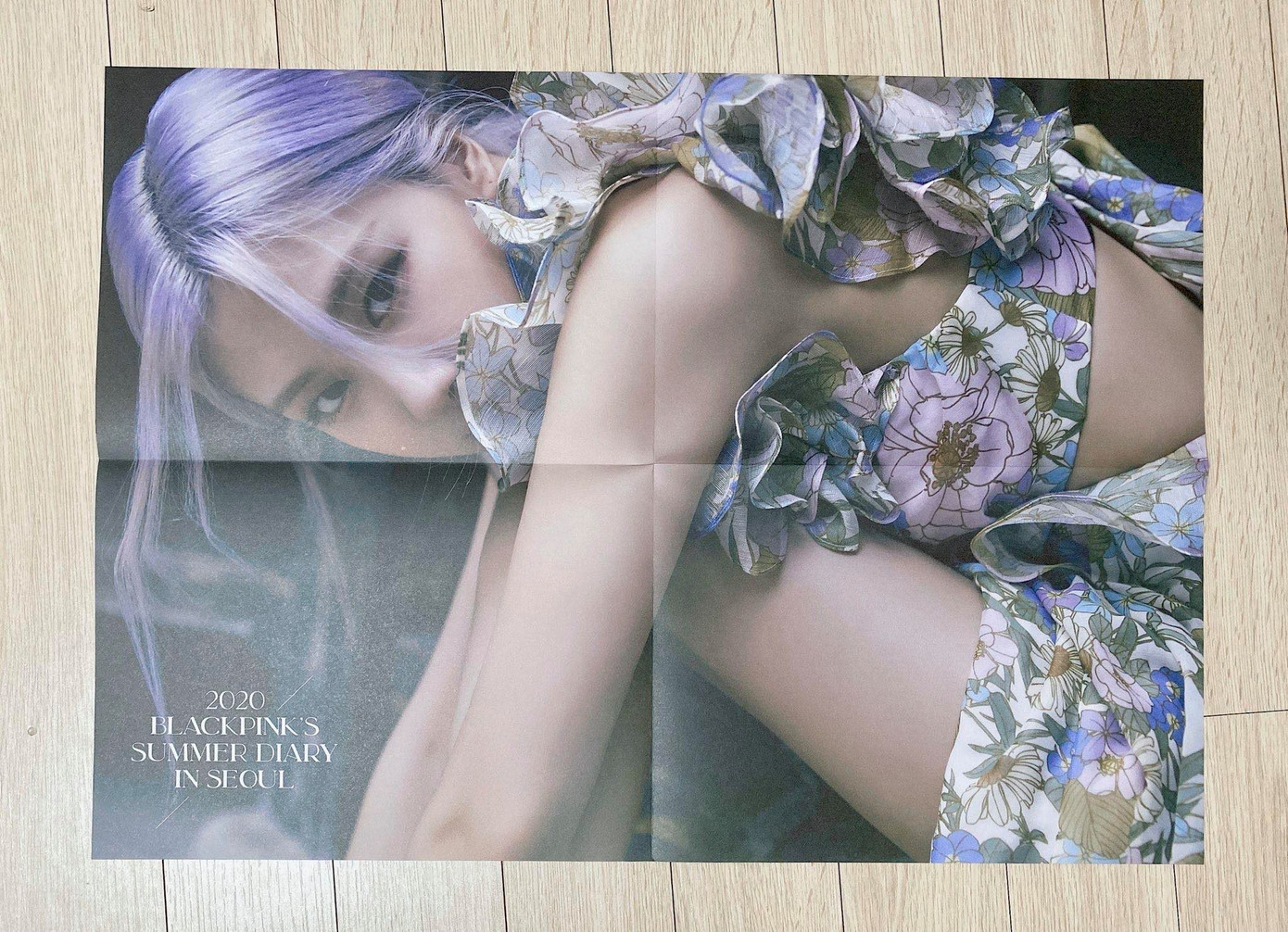 Chắc chắn Rosé (BLACKPINK) không ngờ đến điều này khi diện đồ fan tặng để chụp sách ảnh ảnh 4