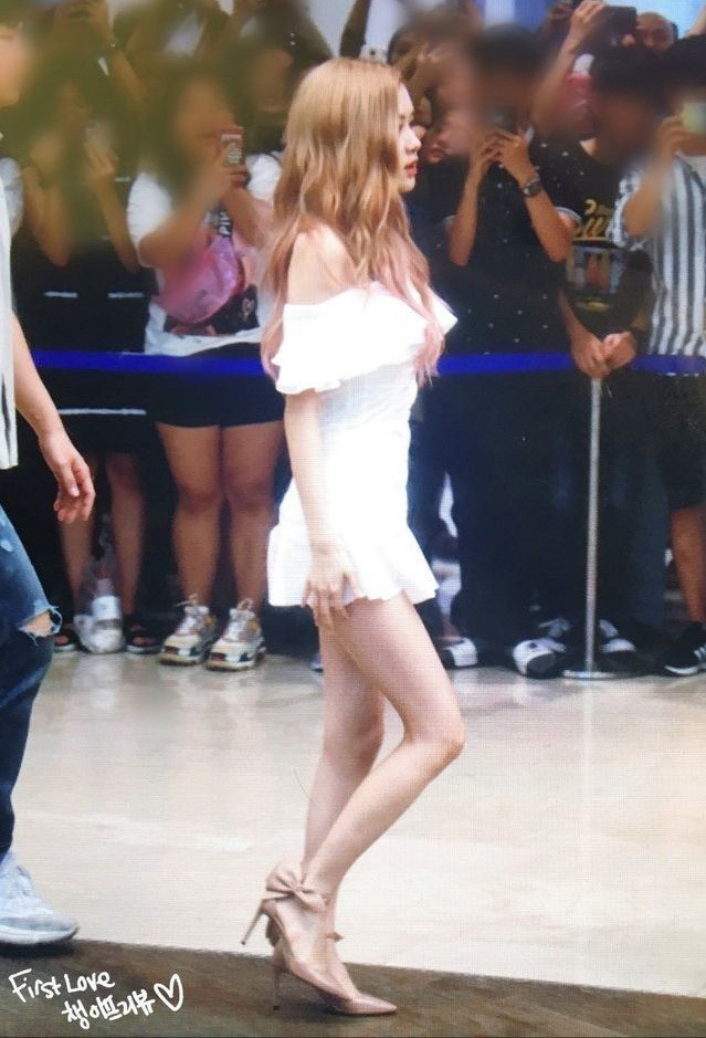 Chắc chắn Rosé (BLACKPINK) không ngờ đến điều này khi diện đồ fan tặng để chụp sách ảnh ảnh 7