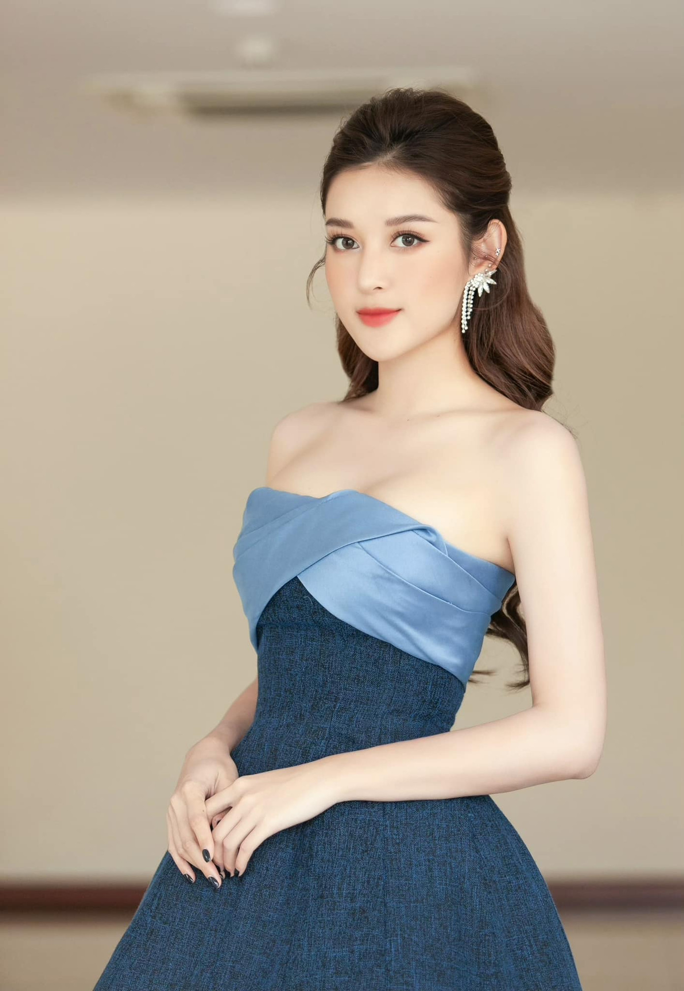 Chiếc váy thần thánh của NTK Lê Thanh Hòa: Cô gái nào mặc cũng hóa chân dài eo thon ảnh 3