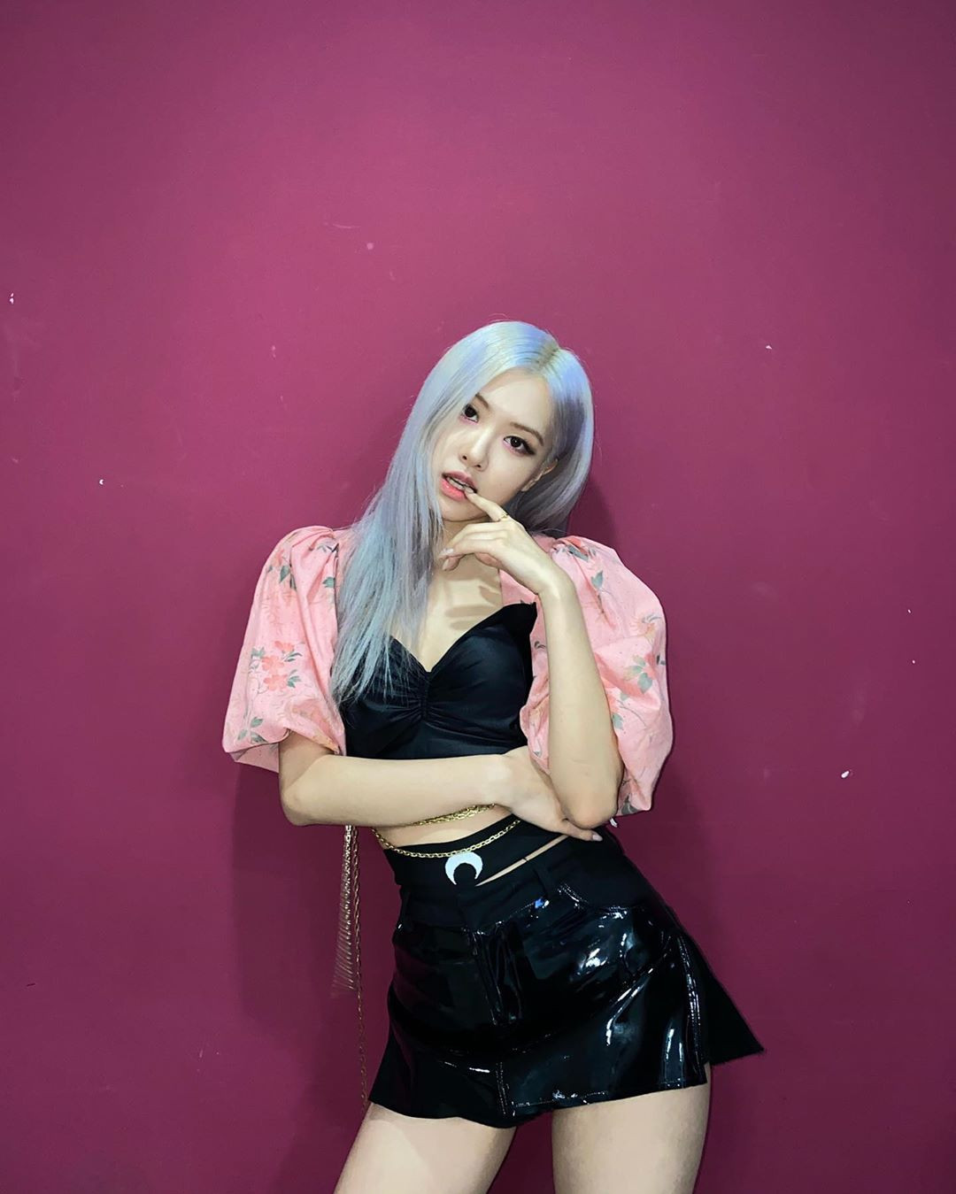 Lấy băng đô làm thắt lưng, Rosé (BLACKPINK) sắp tạo trend mới để khoe vòng eo nhỏ? ảnh 5