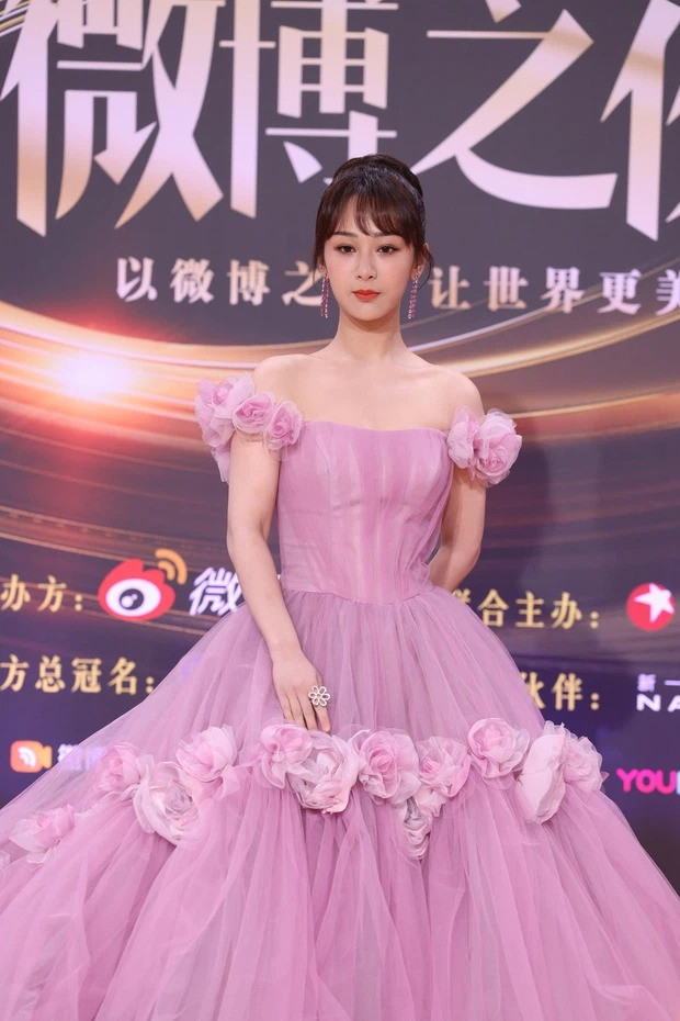 Đại chiến nhan sắc trên thảm đỏ Đêm hội Weibo 2020: Triệu Lệ Dĩnh, Angela Baby phải chịu thua đàn em ảnh 7