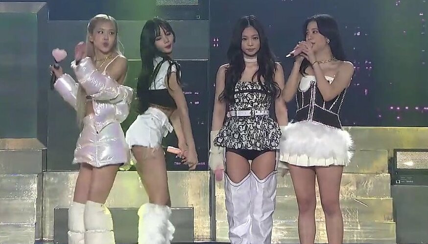 Đã tìm ra cô gái bị stylist dìm dáng nhất trong concert BLACKPINK: Jisoo chứ không ai khác! ảnh 2