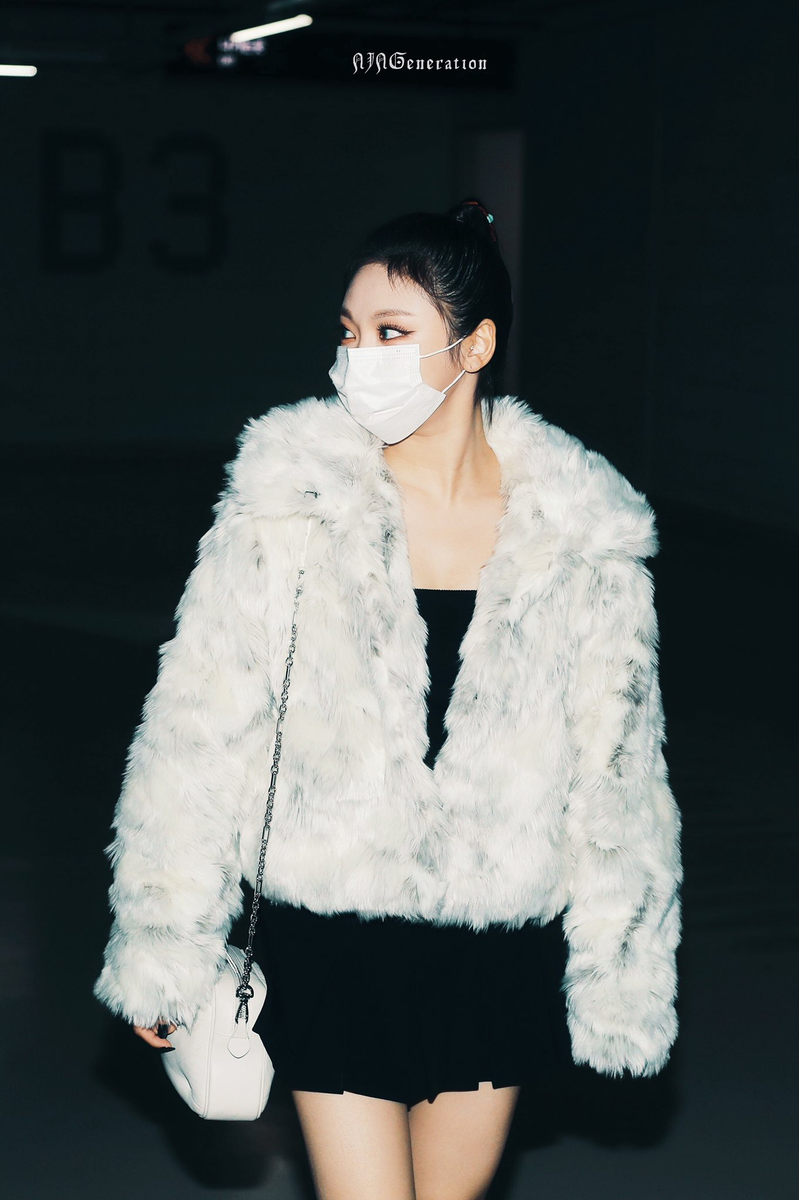 Style đi làm của aespa: Đẹp thì có đẹp nhưng vẫn bị trừ điểm vì sơ suất này ảnh 6