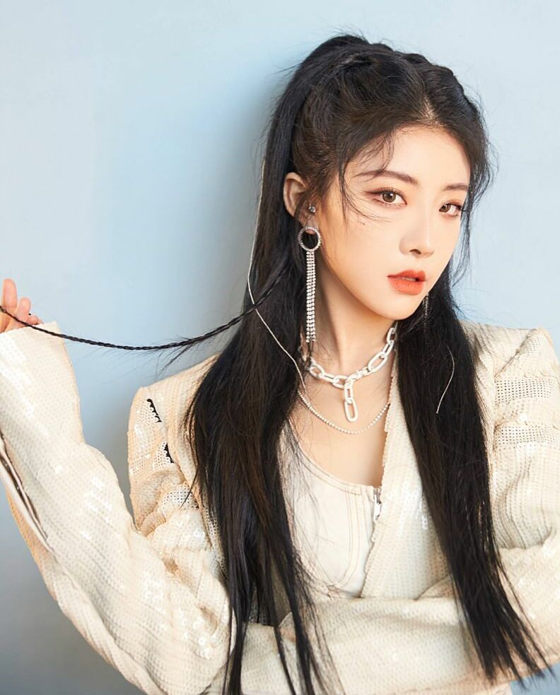 Netizen thắc mắc việc Dụ Ngôn không được lộ mặt trên truyền hình khi biểu diễn cùng THE9 ảnh 4