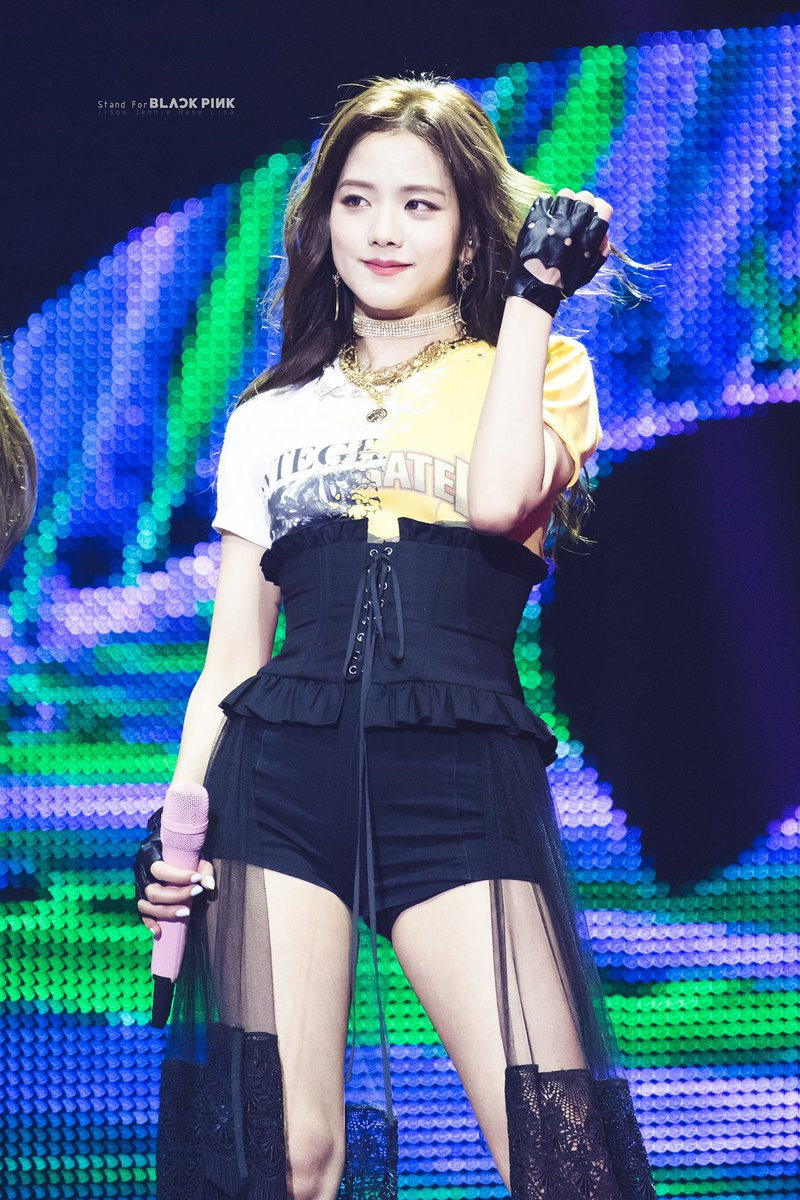 Nhìn Nancy mặc corset sai quá sai mà netizen nhắn nhủ “Sao không học hỏi BLACKPINK?“ ảnh 12