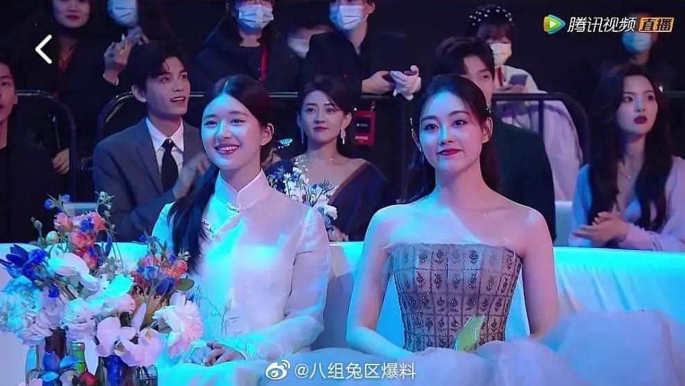 Đóng vai “em gái ngoan hiền”, Triệu Lộ Tư chịu cảnh chìm nghỉm giữa dàn sao lộng lẫy ảnh 7